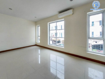 บ้านเดี่ยวมือสอง ม.โมเดิร์นทาวน์  เอกชัย46 เนื้อที่กว่า 18.8 ตร.ว. ฟังก์ชันครบ 4 ห้องนอน 4 ห้องน้ำ 3 ที่จอดรถ บนทำเลเดินทางสะดวก เข้าสู่ใจกลางเมืองได้อย่างสะดวกสบายเชื่อมต่อทวีวัฒนา, ถนนพุทธมณฑลสาย3, ถนนเพชรเกษม ใกล้รถไฟฟ้าสายสีน้ำเงิน "สถานีภาษีเจริญ"